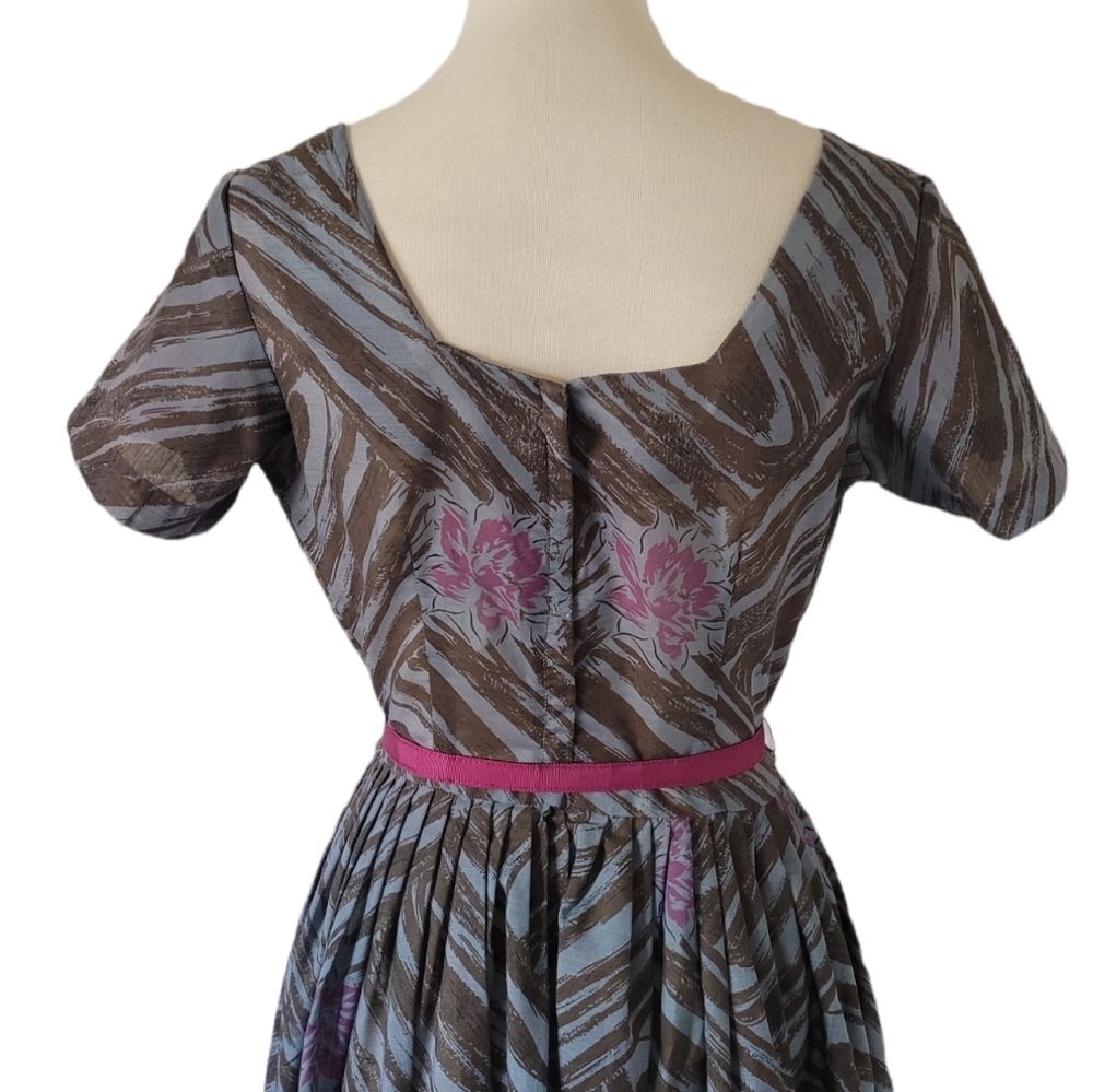 Vintage‎ 1940's Gray Brown and Raspberry Floral Fit and Flare Dress - Picture 6 of 6